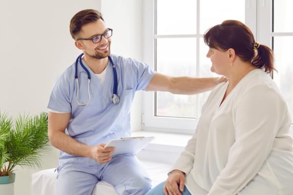 Doctor talking to a brain cancer patient 